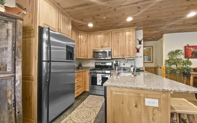 Timberwolf Lodge 6 2 Bedroom Cabin by RedAwning
