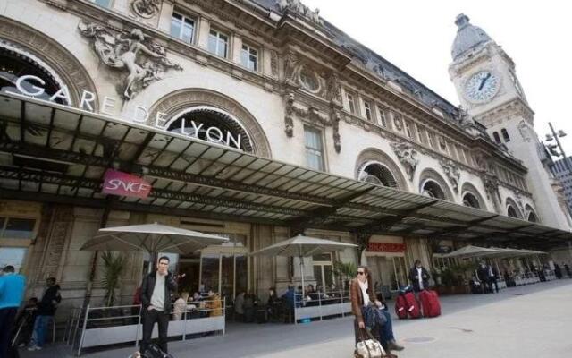 Suite Athéna - Melun gare RER - Balcon et parking