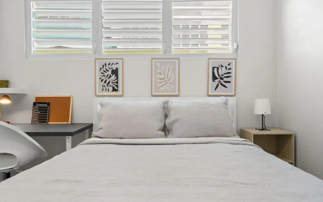 Modern 2 BR Apt Great Location Smart TV AC