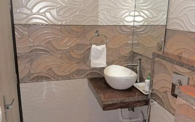 R Cottage Studio Apartments