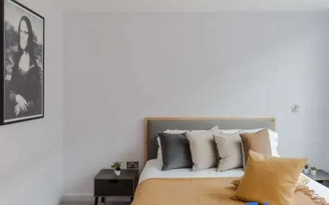 The Eyre Suite Two - Farringdon - by Frankie