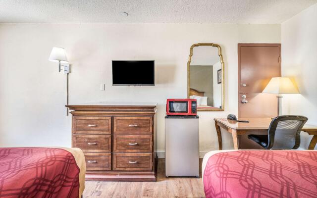 Econo Lodge Inn & Suites Macon