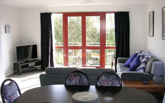 Les Troupes Apartments