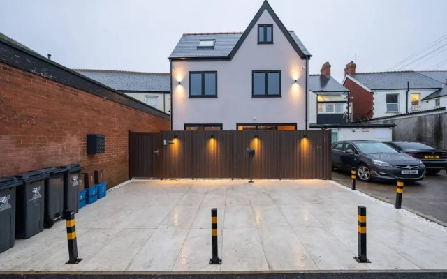 Luxurious 2 Bed Central Cardiff Free EV Charge