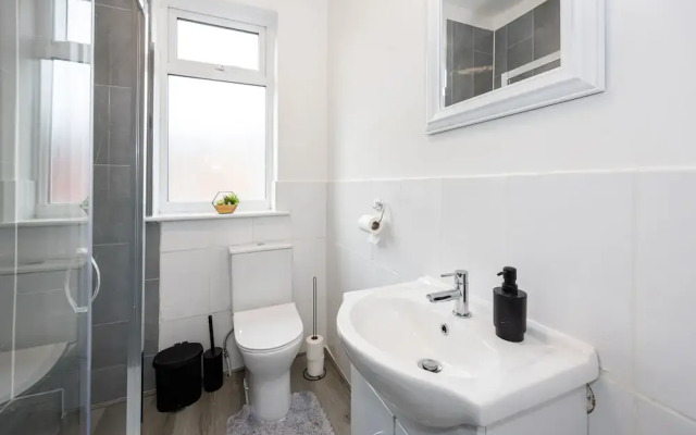 Charming 4-bed Guest House in Salford