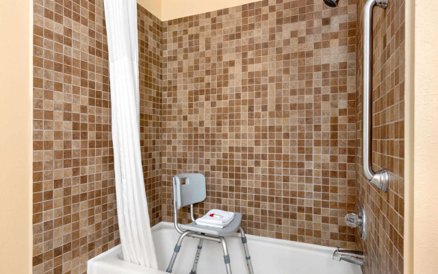 Howard Johnson by Wyndham Waterloo/Cedar Falls