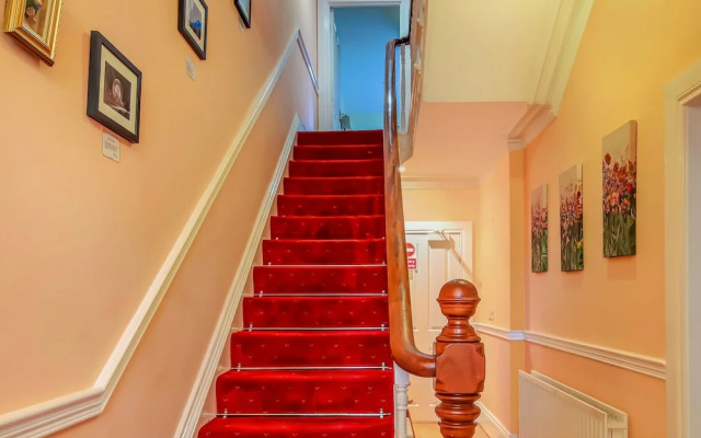 OYO Avenue House
