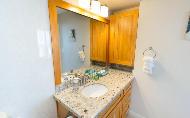 Waikiki Banyan - Ocean View Tower 1 Suite 2210