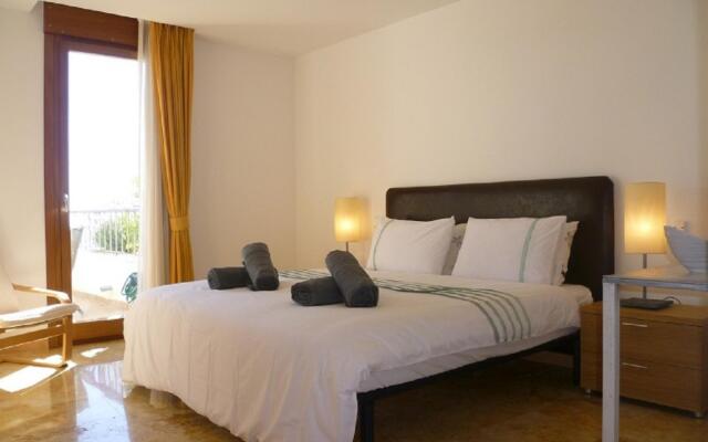 21387 - Fine Duplex Apartment – Near Beach