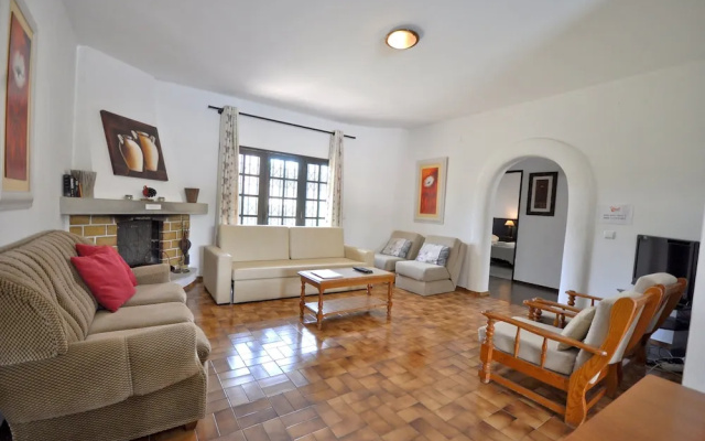 Traditional Private Pool, Walking Distance to Centre, Golf Facing