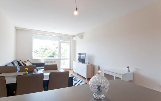 Fm Premium 1-Bdr Apartment - Banishora District