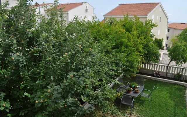 Ivi - big Parking and Courtyard - SA6
