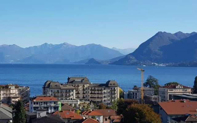 Terrace Lake View apt in Stresa With Lake View
