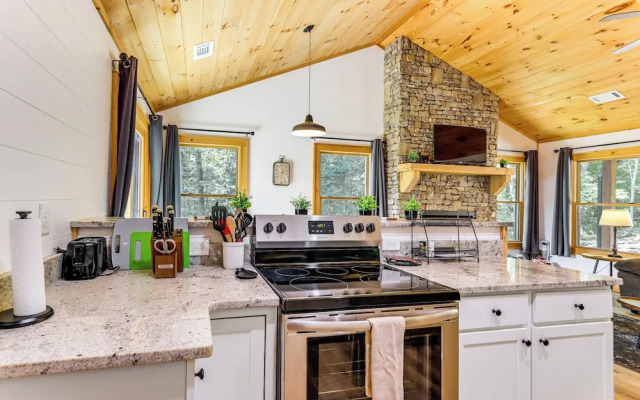 Mccaysville Cabin: Fire Pit, BBQ + More!