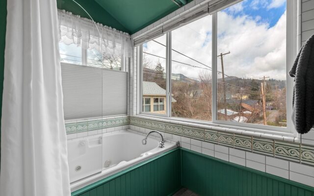 The Peerless Hotel by WanderLodges