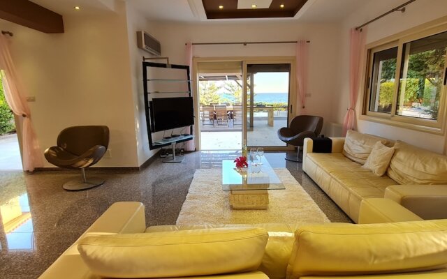 Stunning 5-bed Beach Front Villa, Private Beach