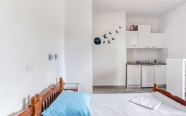 Simplistic Holiday Home in Sumartin near Sea Beach