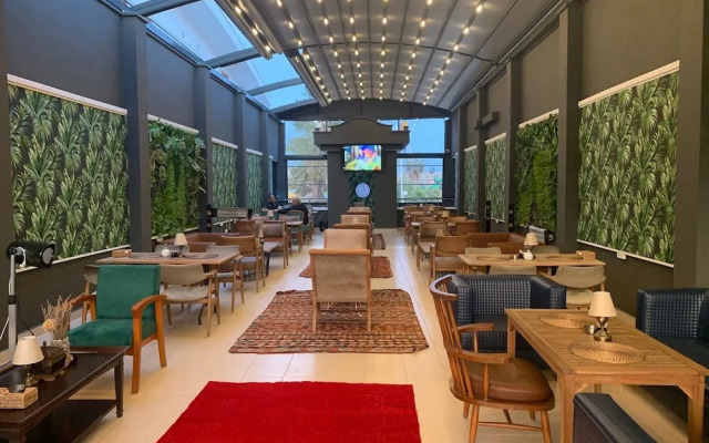 Esquire Hotel & Lounge