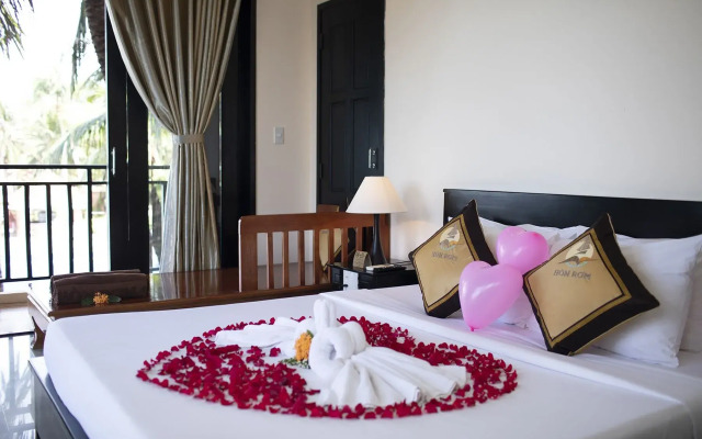 Hon Rom Central Beach Resort