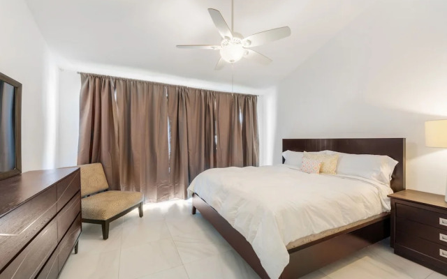 Perfectly Located in the Heart of Seven Mile Beach by RedAwning