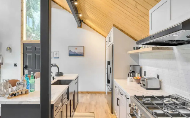 Lake View, Firepit, Game Room Remodeled Lake Tahoe Luxury Cabin by Avantstay