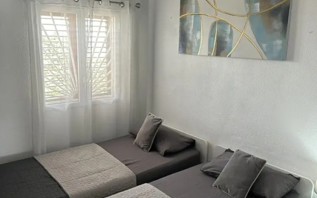 2-bed Apartment 10 min Drive to the Beach!