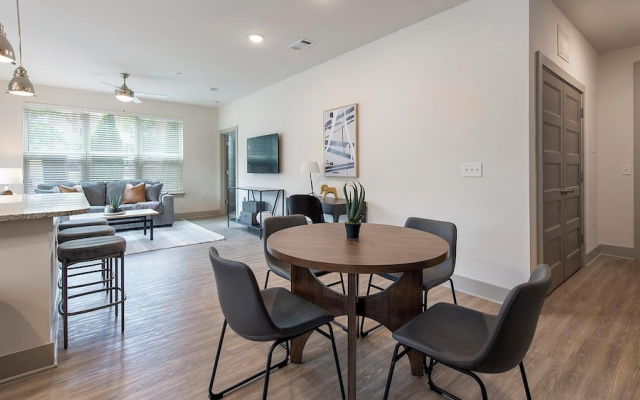 Landing Apartments Near Autumnwood