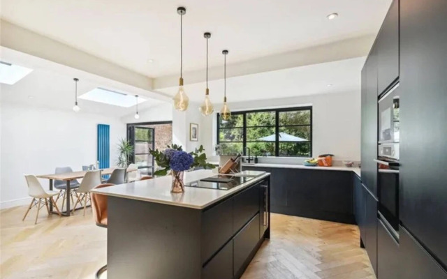 Stylish and Spacious 3 Bedroom Garden Flat in Fulham