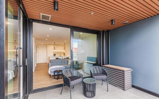 Stylish Apt With Balcony And Full Amenities