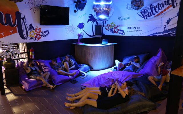 Balcony Party Hostel Beachfront - Adults Only