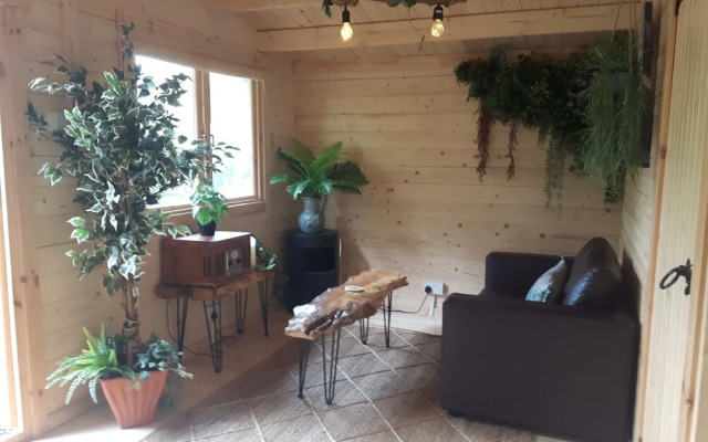 Cabin set in a Beautiful Romantic Tropical Garden