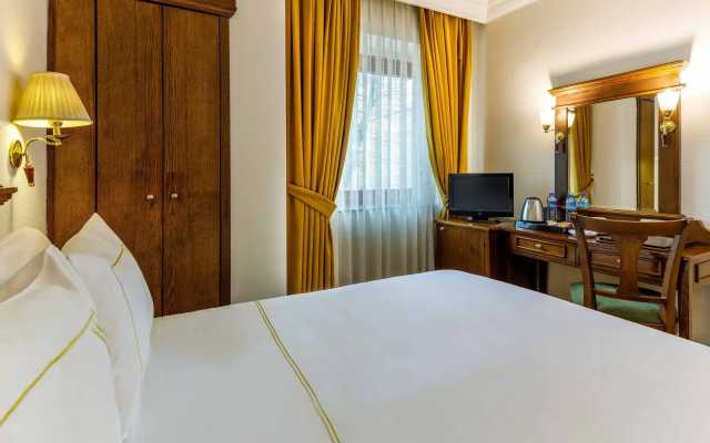 Hotel Golden Crown