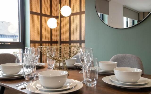 Luxe 3BR Great Central Apartment City View Near Sheffield