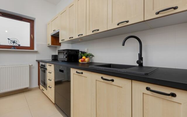 Gold & Blue Apartment Warsaw by Renters