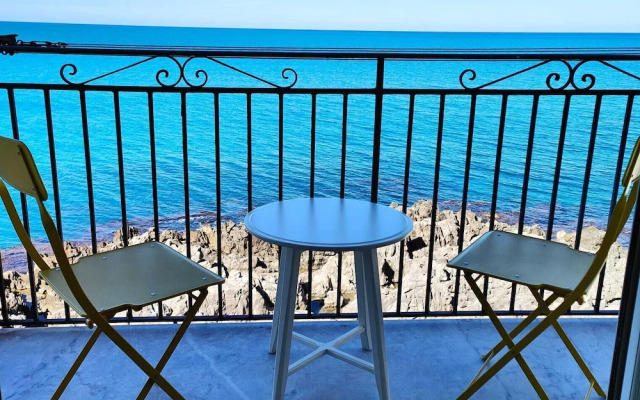 Room in Guest Room - Central Room With Balcony And Amazing Sea View