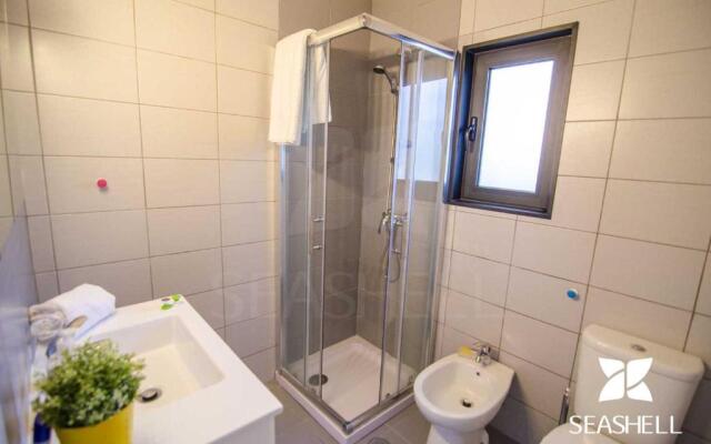 Perfect Retreat Overlooking Pinhal Golf Course, Private Pool, Off-street Parking