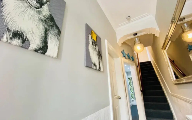Blackpool - 4 Beds - Sleeps 10 - Pet Friendly