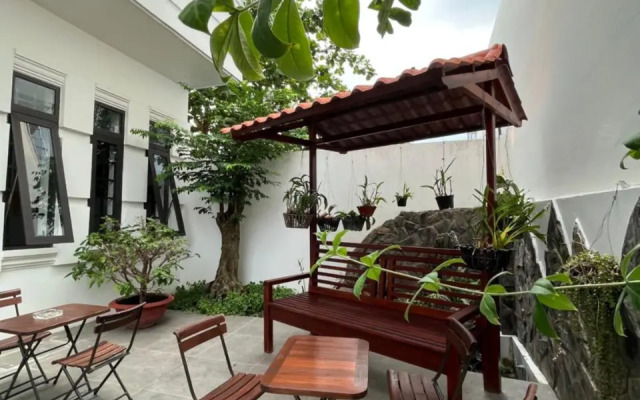 Queenie House