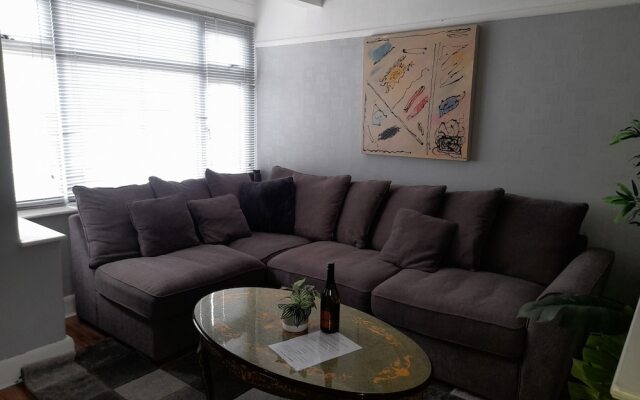 Bright 4-bed House 15 min to Manchester Centre