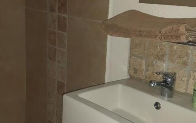 Chez Robert Et Sylvie (Adults Only)