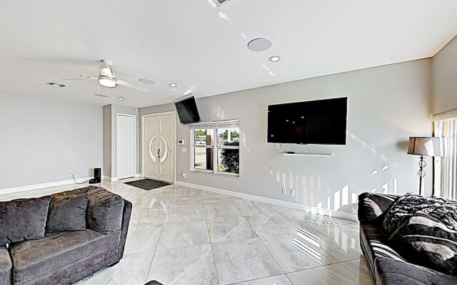 New Listing! Sumptuous Near Beach W/ Pool 3 Bedroom Home