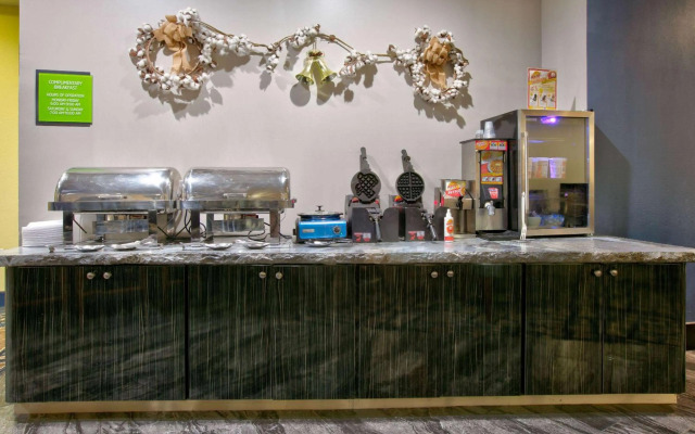 La Quinta Inn & Suites by Wyndham Lubbock Southwest