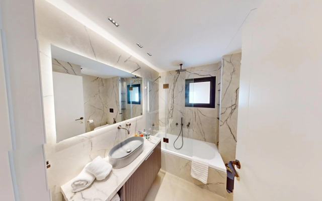 *King David Residences*2 Bd*Pool/Gym/Parking*