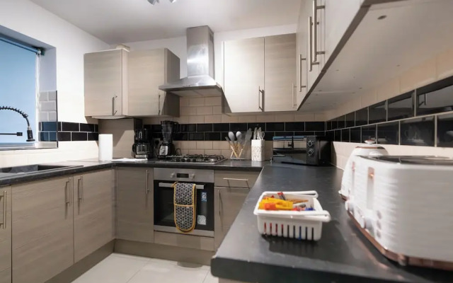 D'luxe 5 Beds Home in Isleworth London