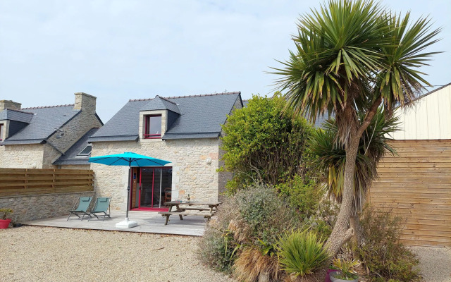 Semi-detached house with sea views, Cléder