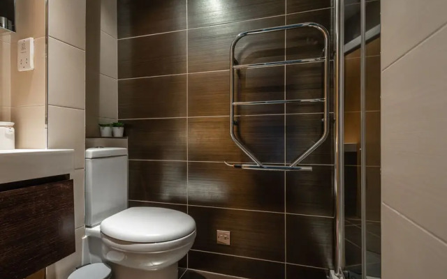 Platinum Apartment in Kensington 9941