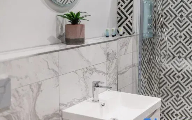Beautifully Modern 1-Bed Apt w/ Free Gym & Parking