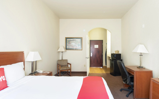 OYO Townhouse Clute Lake Jackson
