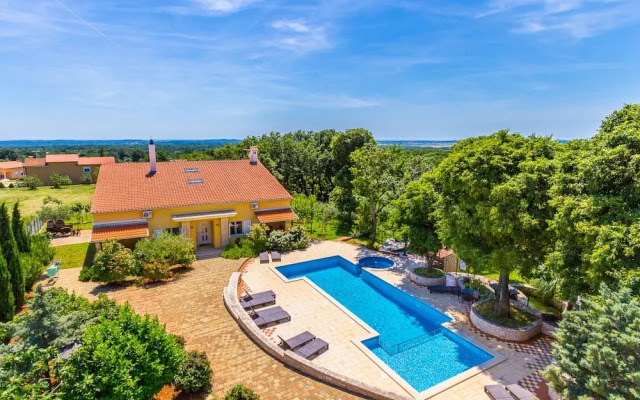 Nice Apartment in Pula With Swimming Pool