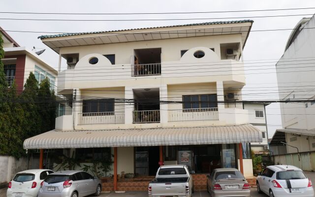 Phuttipong Apartment